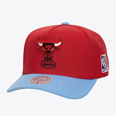 Mitchell & Ness Chicago Bulls Legendary Home Pro Pinch Snapback Hat