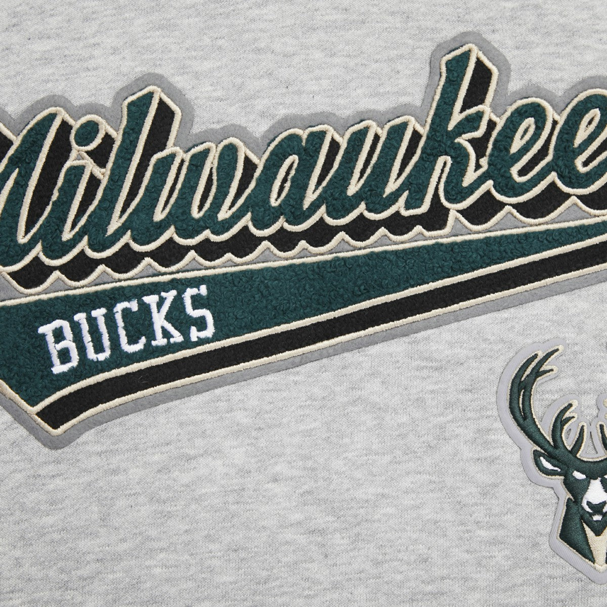 Milwaukee Bucks Pro Standard Women's Script Tail Cropped Pullover Hoodie