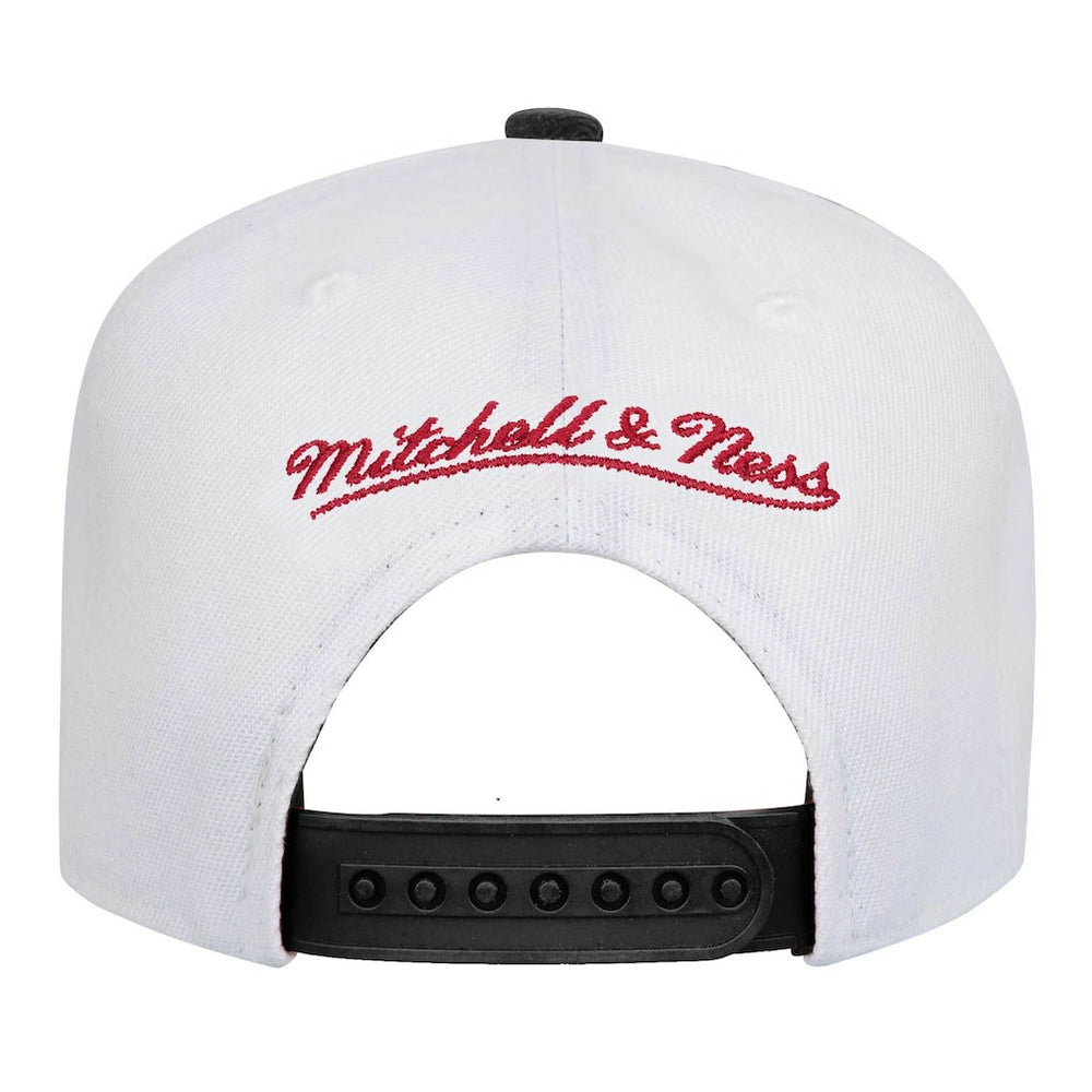Mitchell & Ness Chicago Bulls Youth Wave Runner Snapback Hat