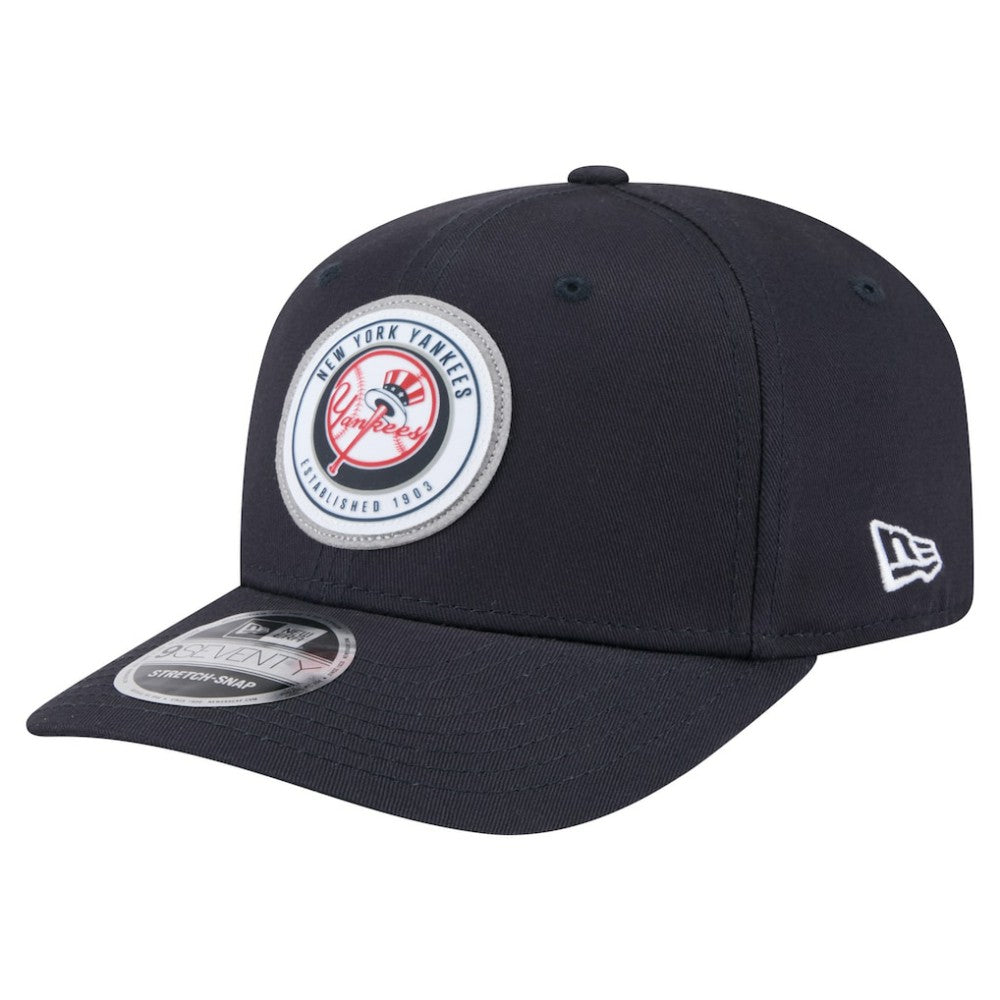 Navy New York Yankees New Era Circle Patch 9SEVENTY Stretch-Snap Hat