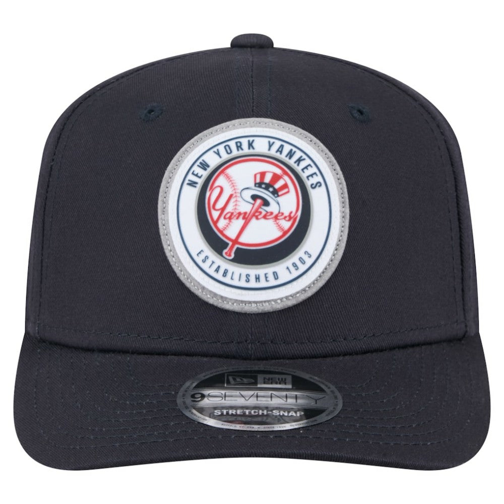 Navy New York Yankees New Era Circle Patch 9SEVENTY Stretch-Snap Hat