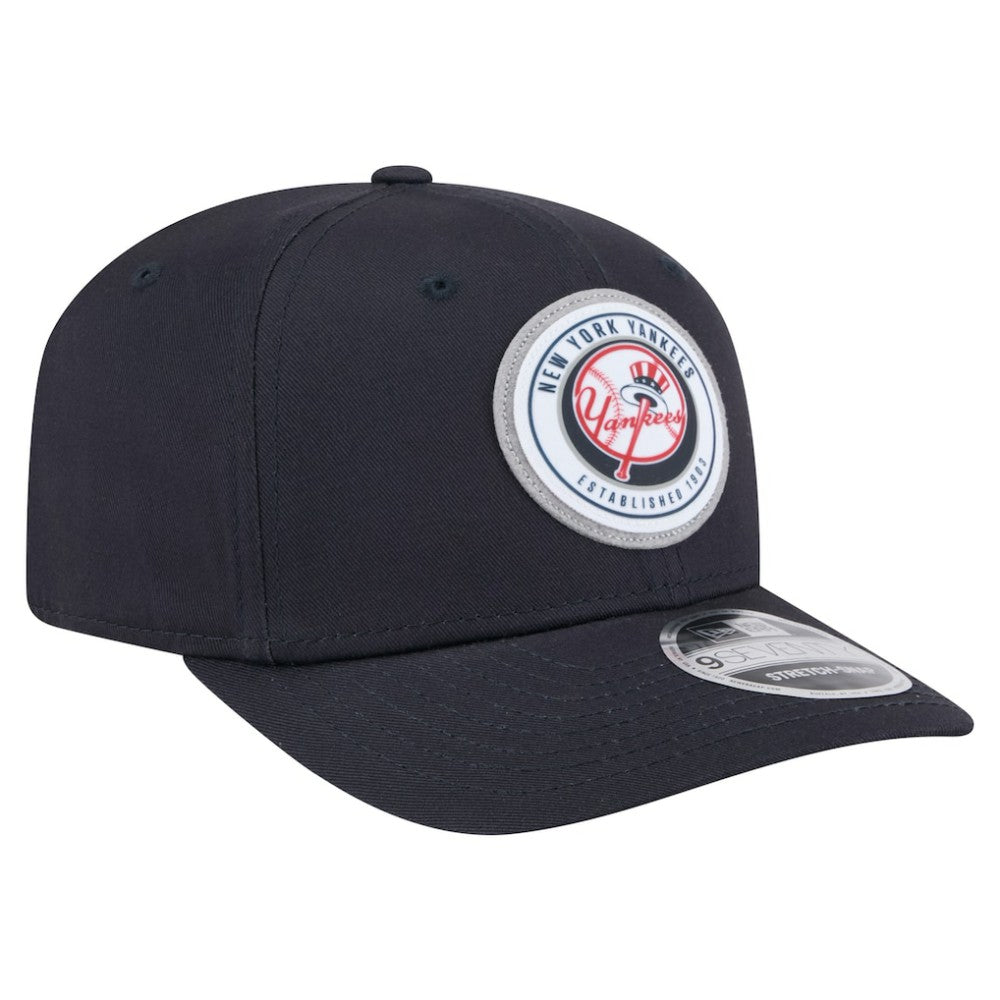 Navy New York Yankees New Era Circle Patch 9SEVENTY Stretch-Snap Hat