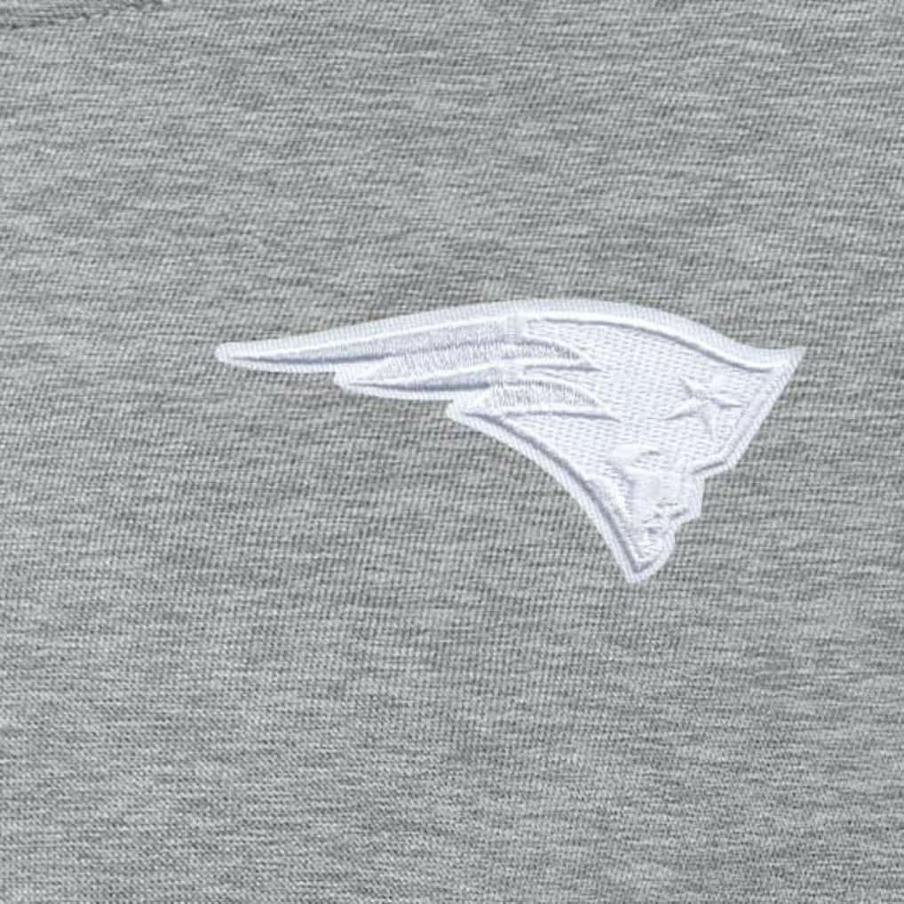 Antigua Women's Victory Crew Pullover Sweatshirt - New England Patriots Pullover