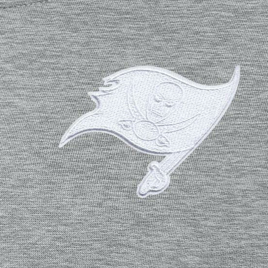 Antigua Women's Victory Crew Pullover Sweatshirt - Tampa Bay Buccaneers Pullover
