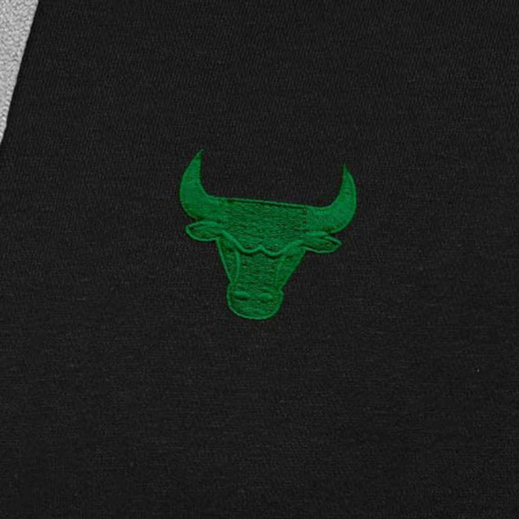 Chicago Bulls Antigua St. Patrick's Day Victory Raglan Pullover Hoodie