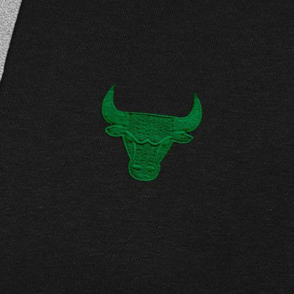 Chicago Bulls Antigua St. Patrick's Day Victory Raglan Pullover Hoodie