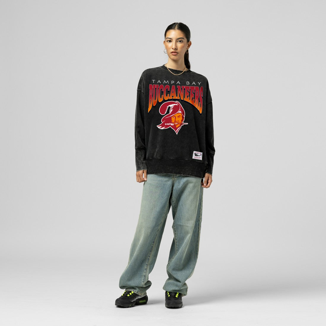 Women's Delineate Mineral Wash Crewneck Sweatshirt - Tampa Bay Buccaneers Sweatshirts