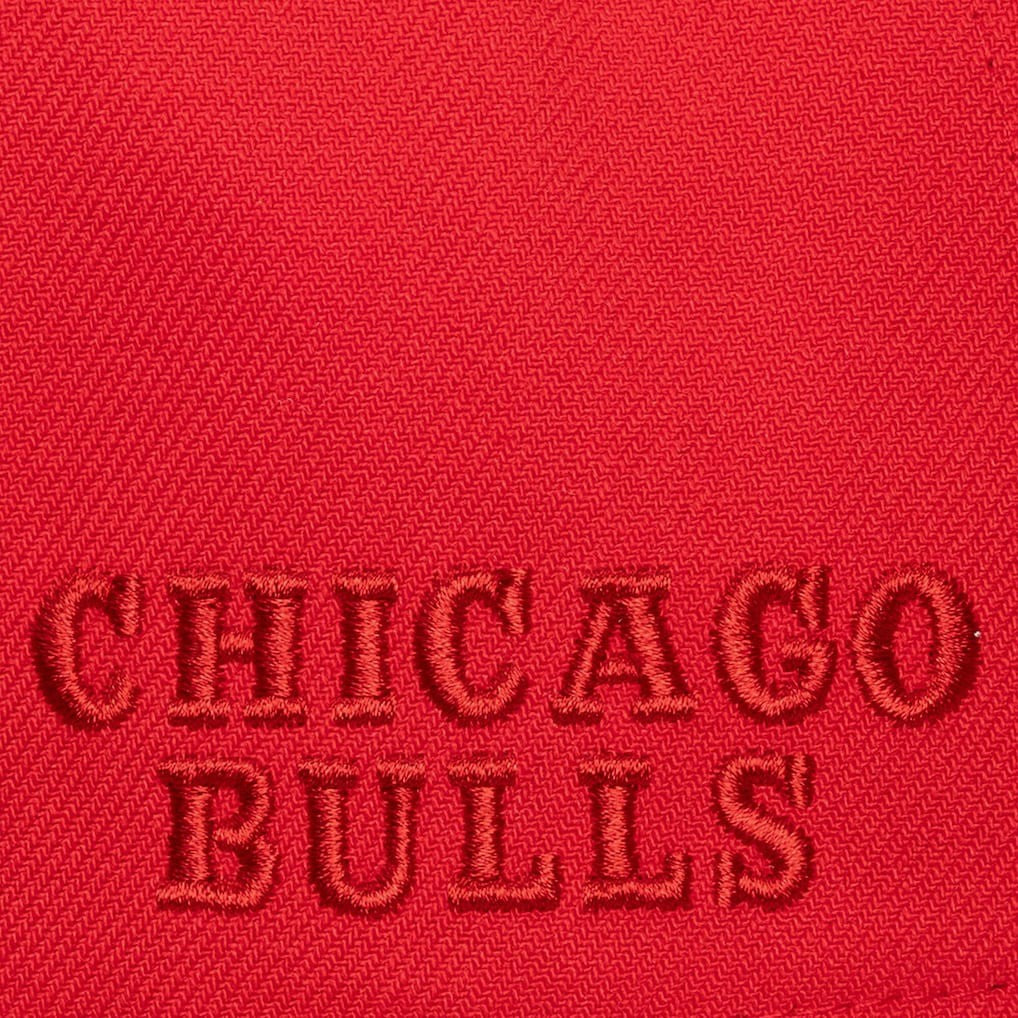 Mitchell & Ness Chicago Bulls Legendary Home Pro Pinch Snapback Hat