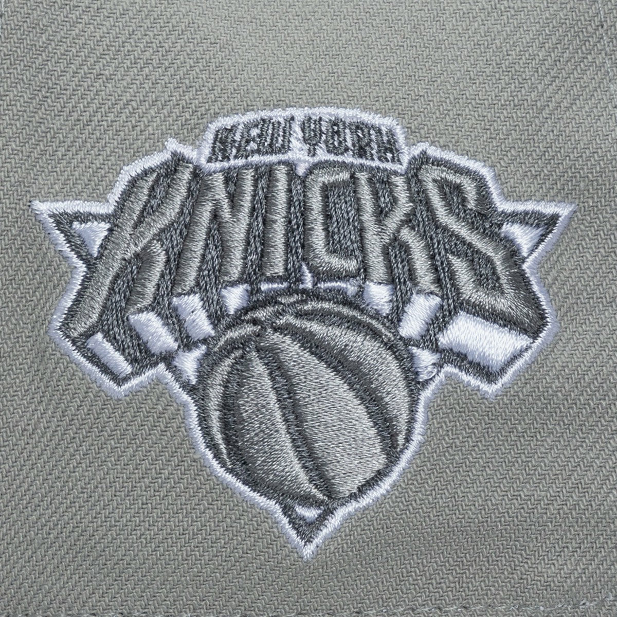 Mitchell & Ness New York Knicks Thunderstorm Head Coach Pro Crown Snapback Hat