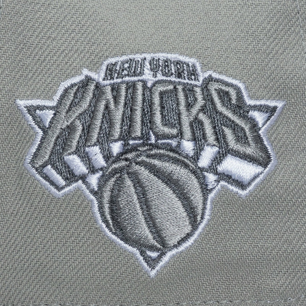 Mitchell & Ness New York Knicks Thunderstorm Head Coach Pro Crown Snapback Hat