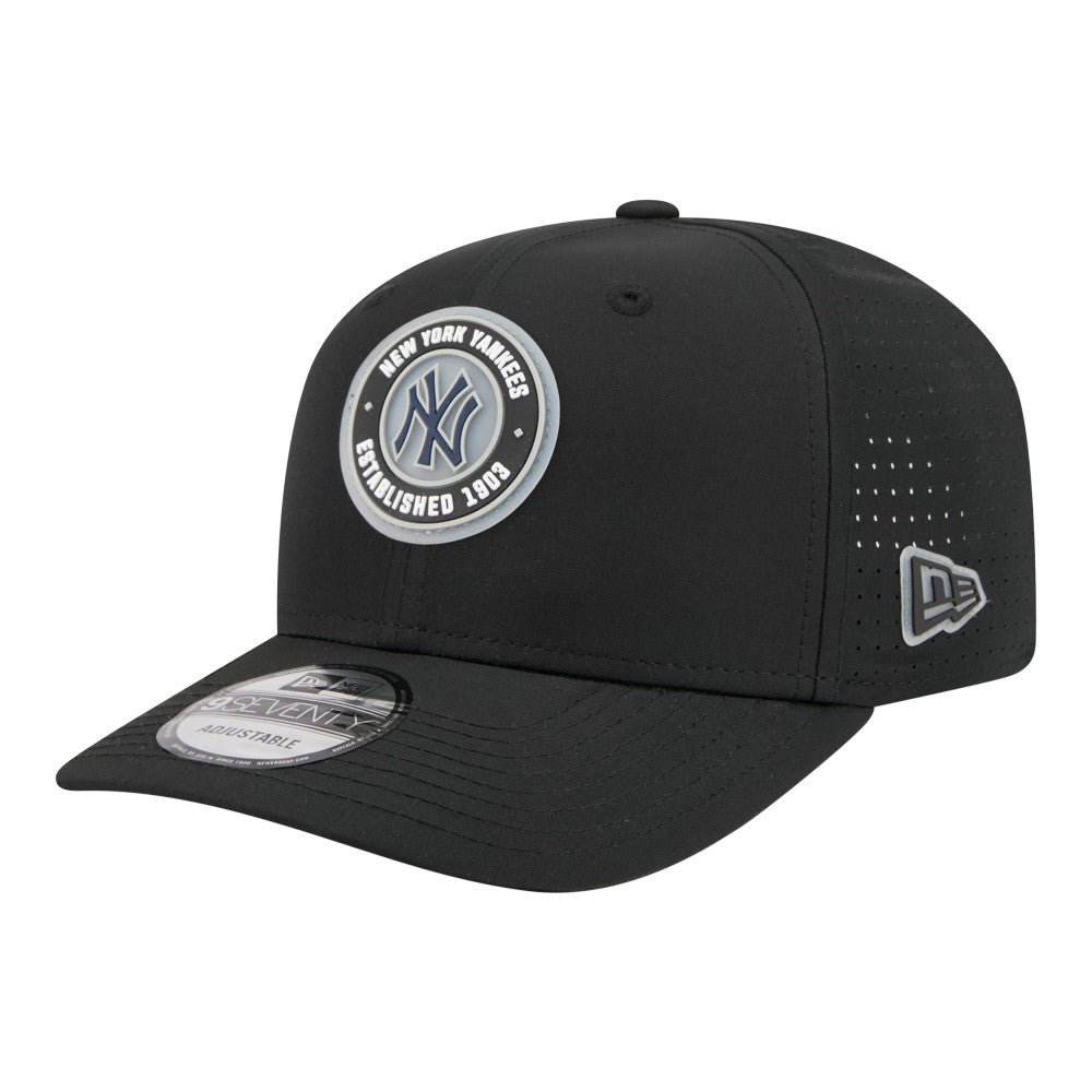 Black New York Yankees New Era Circle 9SEVENTY Adjustable Hat