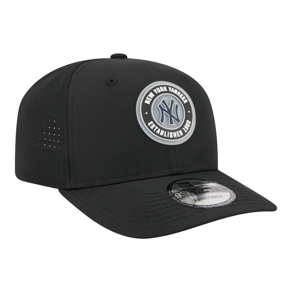 Black New York Yankees New Era Circle 9SEVENTY Adjustable Hat