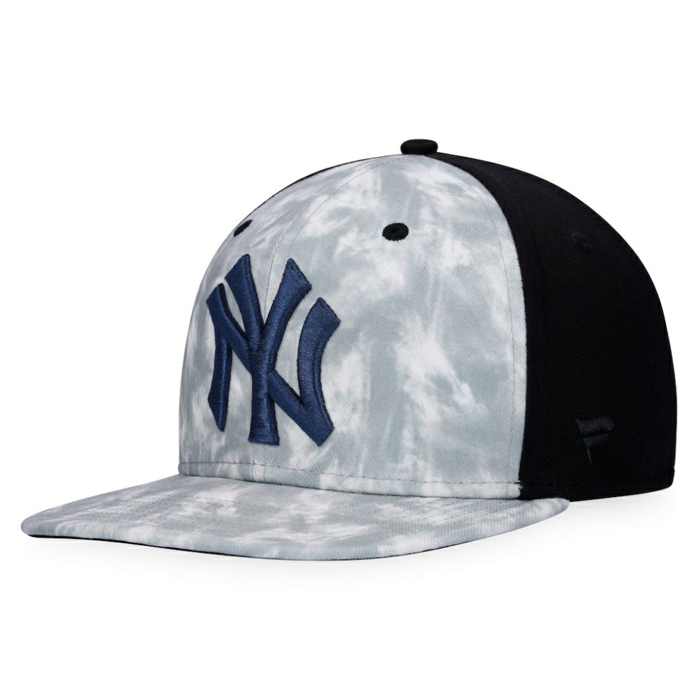 Gray New York Yankees Majestic Smoke Dye Snapback Hat