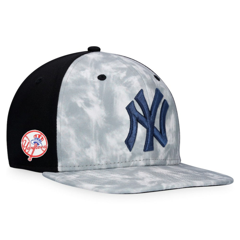 Gray New York Yankees Majestic Smoke Dye Snapback Hat